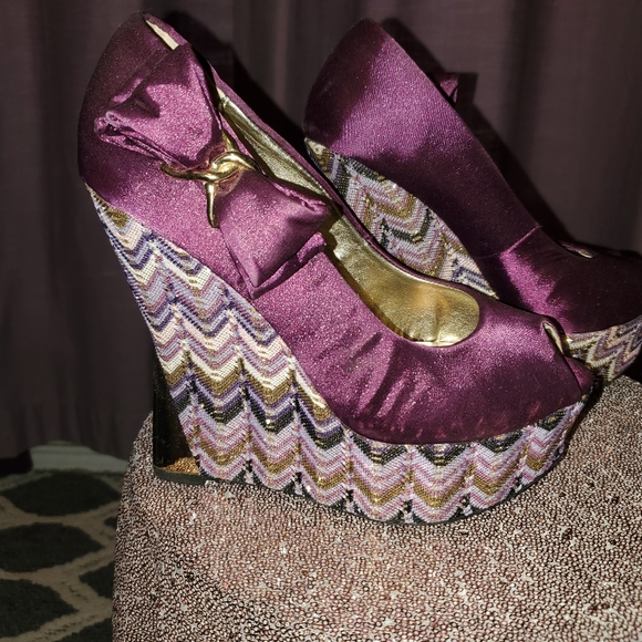 Purple satin wedge shoes. - Picture 2 of 4